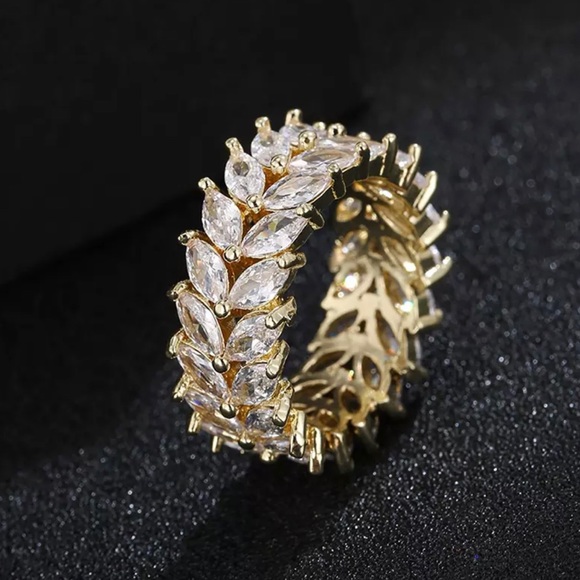 Beautiful ring - Picture 1 of 1